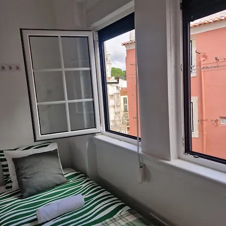 In Alfama- Beco De Sao Miguel Lizbona