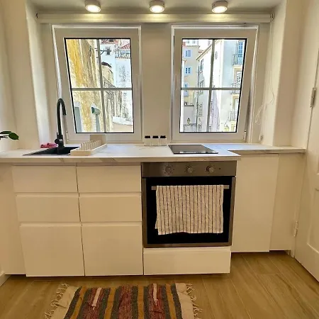 In Alfama- Beco De Sao Miguel Lizbona